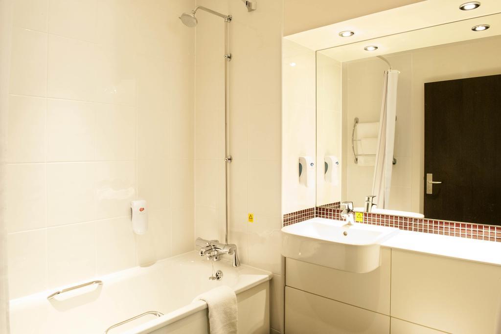 Premier Inn Harlow Room photo
